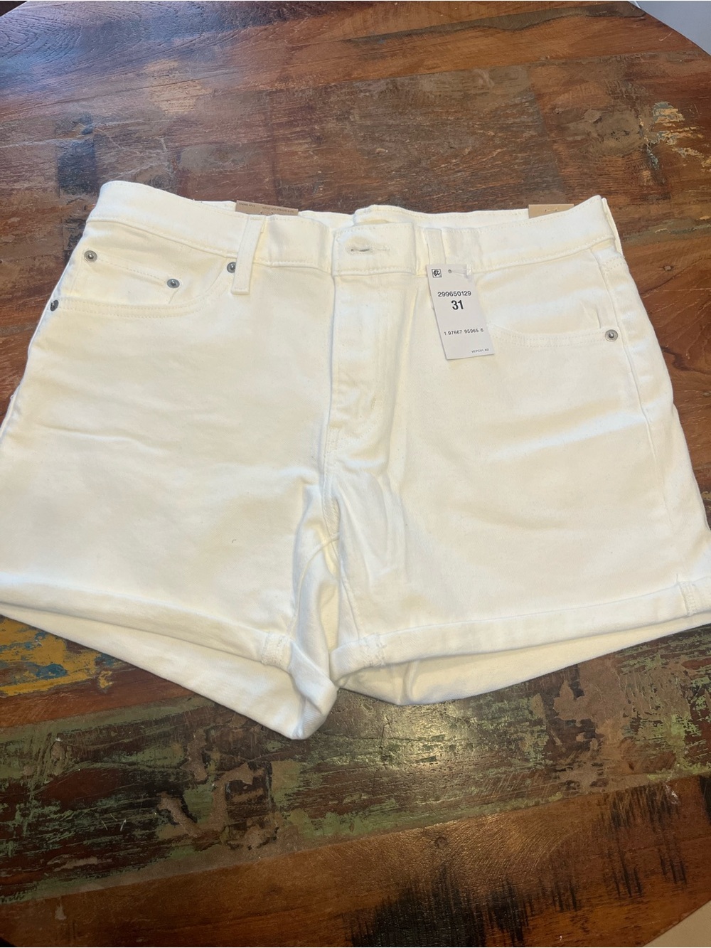 NWT Levi’s Women’s Mid Length Shorts